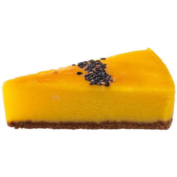 スイートポテトケーキ。黄色い生地に黒ごまをのせた三角形の一切れ