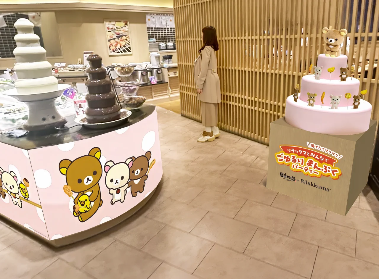 コラボ旗艦店の店内。リラックマ装飾のチョコレートファウンテン台とケーキ型ディスプレイ