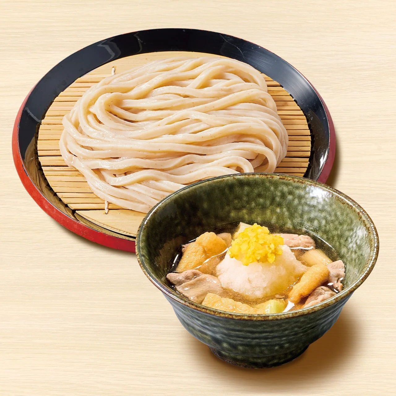 柚子おろし塩肉つけ汁うどん。ざるにのった麺と、柚子と大根おろしをのせたつけ汁
