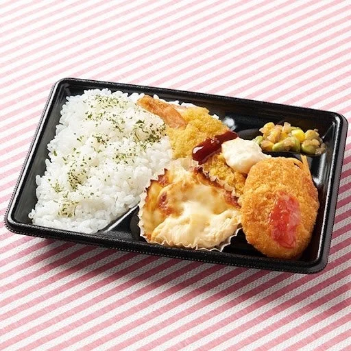 W海老フライ&グラタン弁当。ごはん、海老フライ、グラタン、コロッケ入り