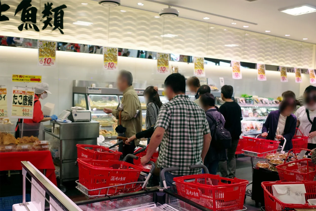 2025年開催の様子 赤いカゴを持つ客で混み合う売場