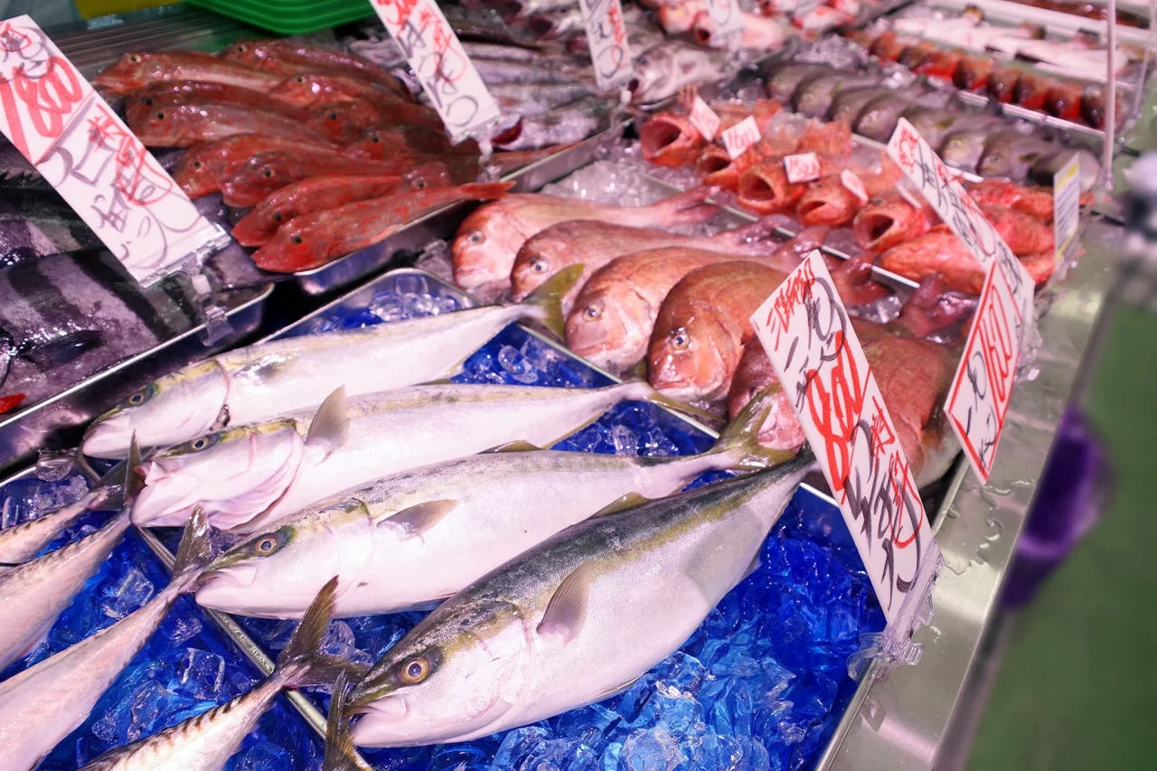 対面売場の鮮魚。氷の上に並ぶ魚と値札