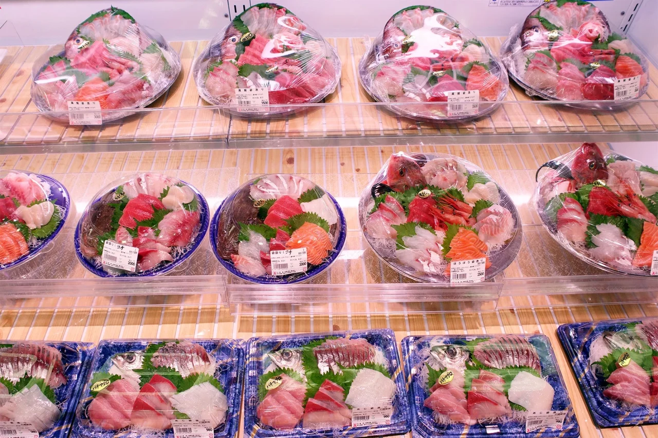 売場の棚に並ぶ刺身 姿盛り各種のパック