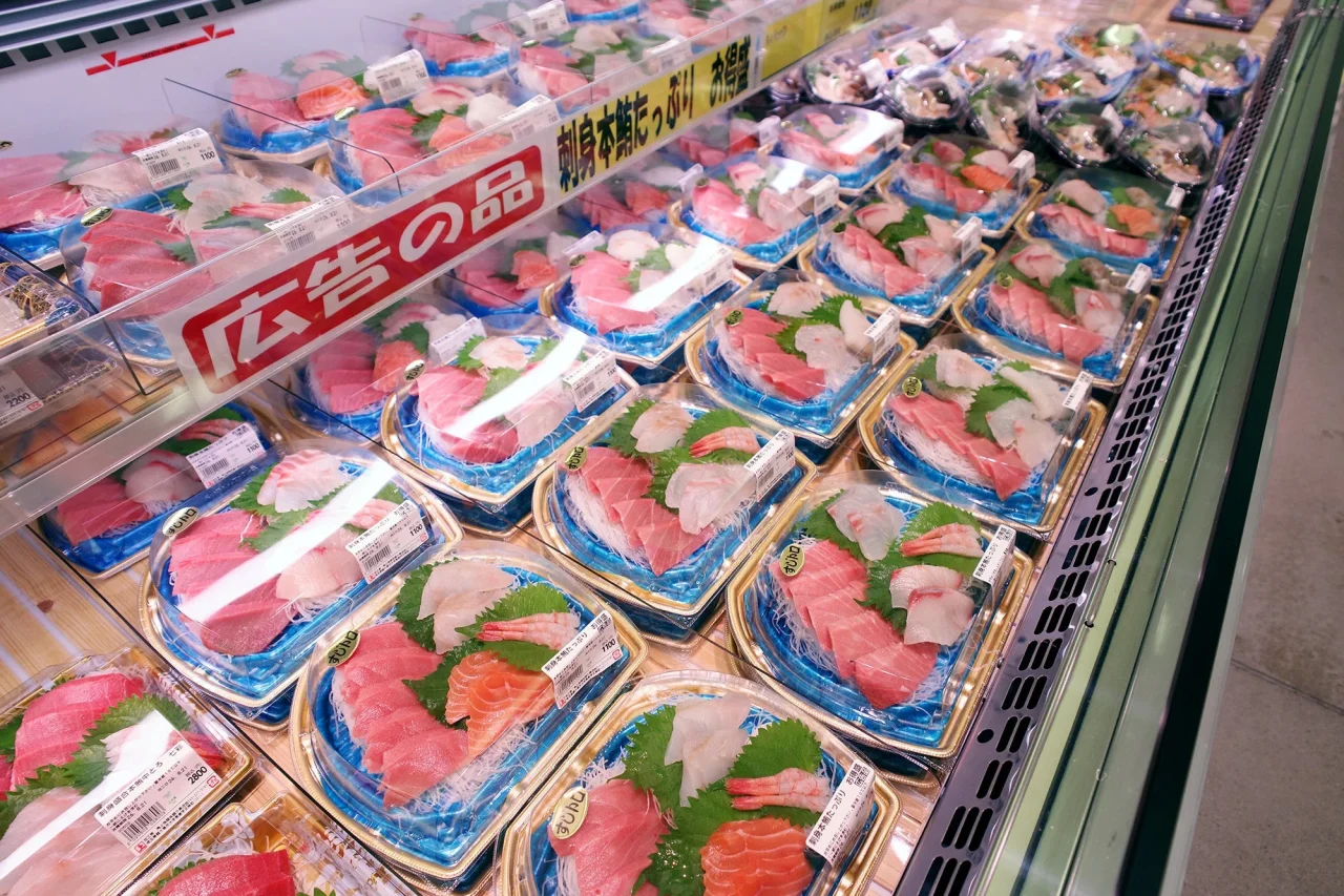 刺身盛合せのパックが冷蔵ケースに並ぶ売場