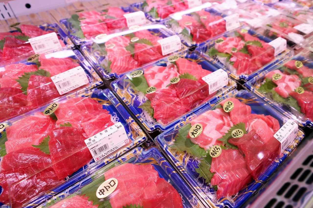 生本まぐろ 売場に並ぶ赤身・中トロの刺身パック