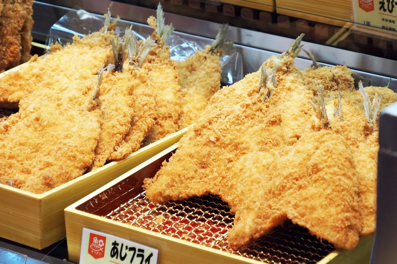 売り場の木箱に並ぶ大きなあじフライ