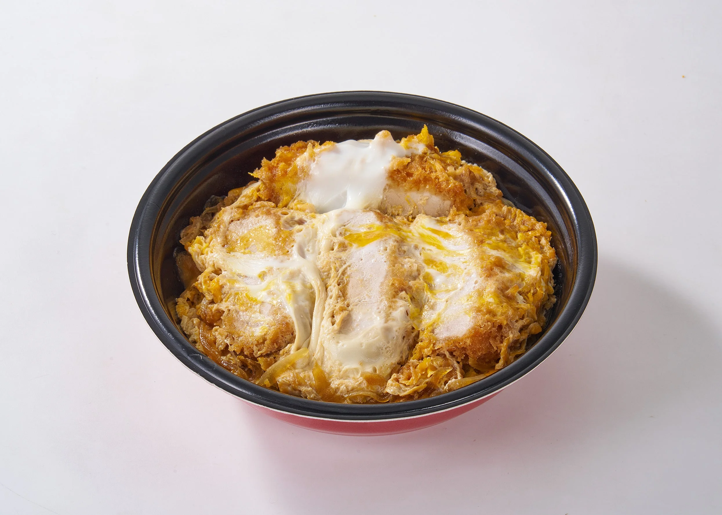 まい泉の「ヒレかつ丼」。卵でとじたかつがのった黒い容器入り