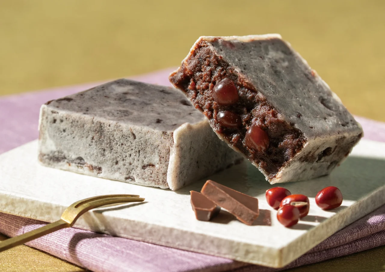 きんつば ショコラの断面。小豆入りのチョコ餡と薄衣、チョコ片
