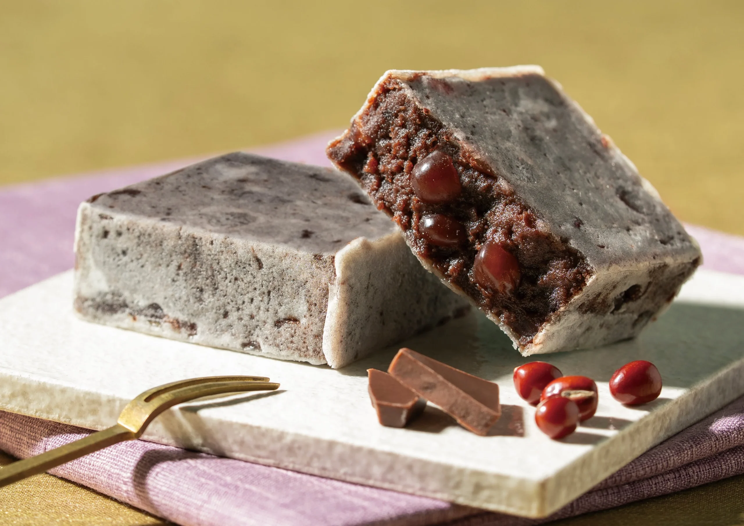 きんつば ショコラの断面。小豆入りのチョコ餡と薄衣、チョコ片