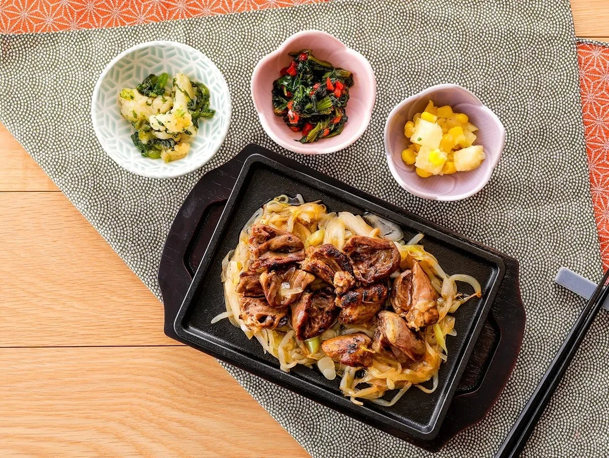 鶏ハツとねぎもやしのやみつきだれと副菜3品の盛り付け