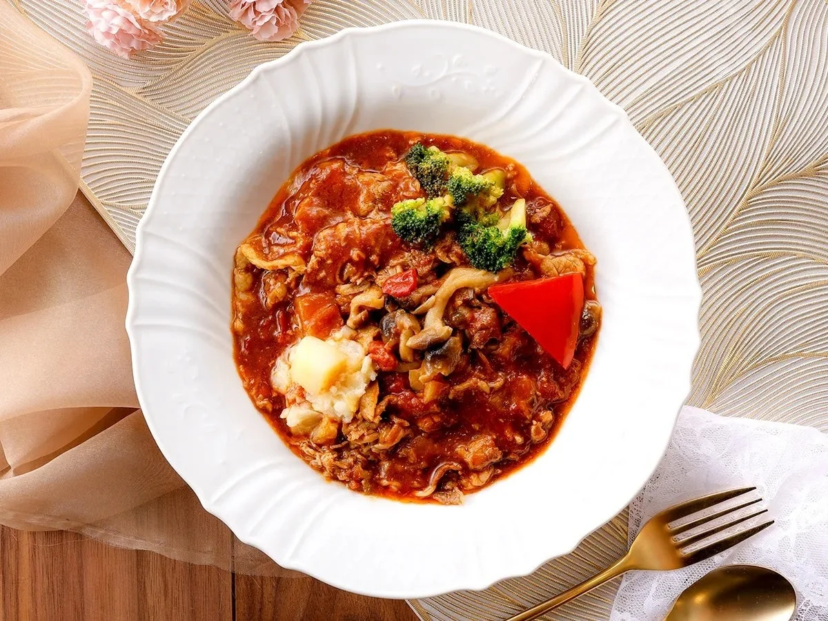 白い皿に盛られた牛肉あふれるハッシュドビーフ