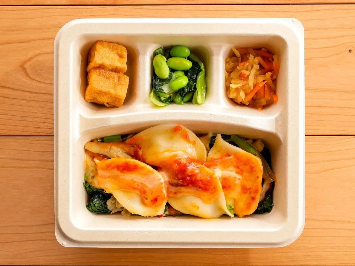 水餃子のチーズコチュジャンの仕切り容器。水餃子と副菜3品