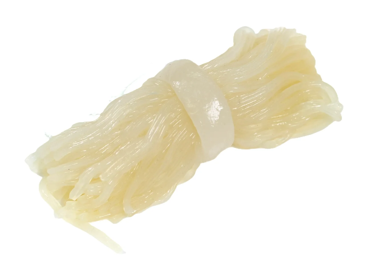 帯状の輪で束ねた白く半透明の細い麺状の具材