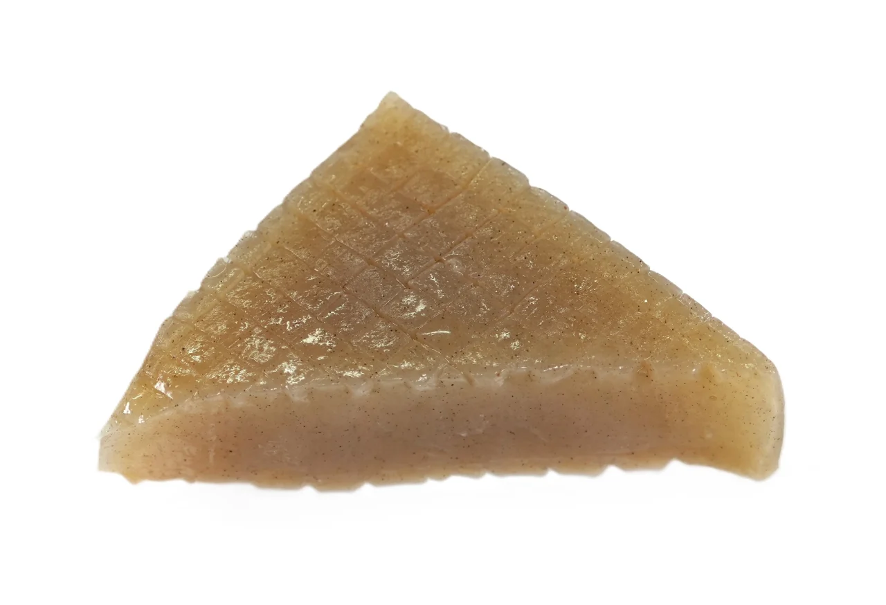 味しみこんにゃく。表面に格子状の切り込みがある三角形