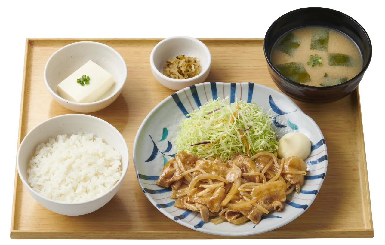 しょうが焼定食。しょうが焼、キャベツ、ご飯、豆腐小鉢、味噌汁をお盆に載せた定食