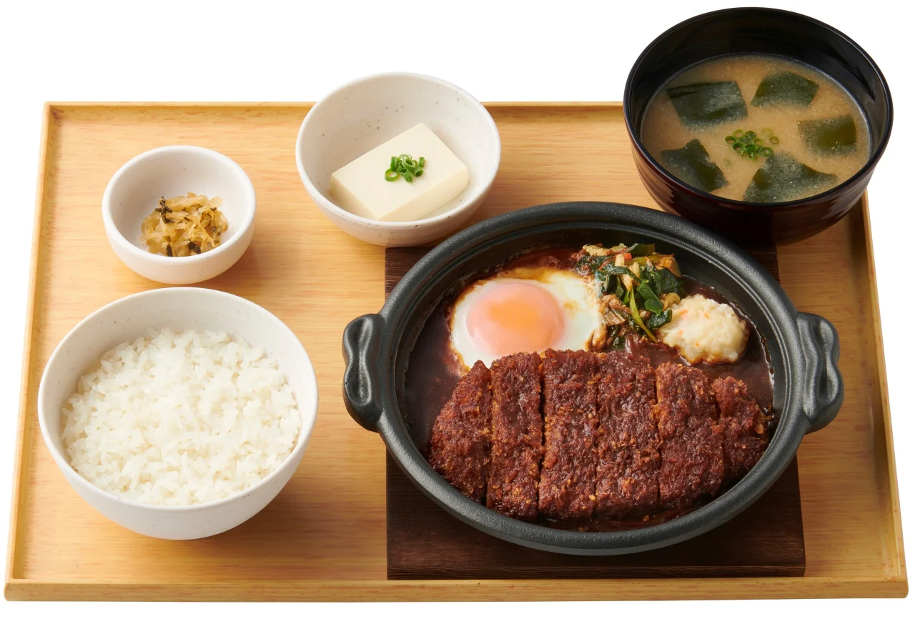 味噌かつ煮定食。鍋の味噌かつと卵、ご飯、豆腐、漬物、味噌汁