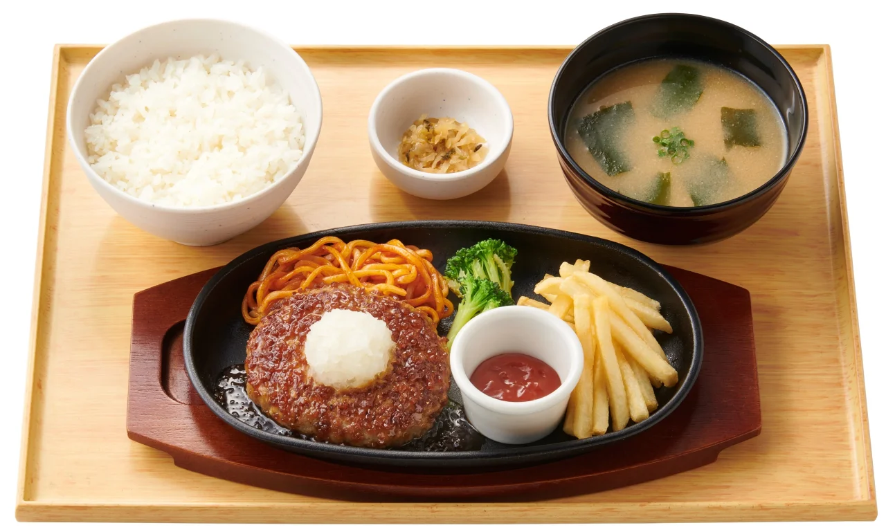 和風おろしハンバーグ定食。ご飯、味噌汁、小鉢付きの鉄板セット