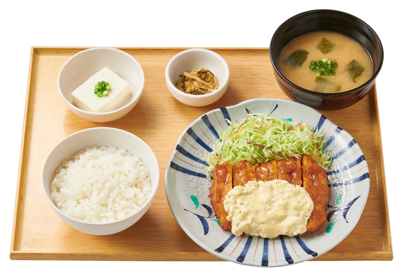 チキン南蛮定食。タルタルソースをかけたチキン南蛮、ご飯、味噌汁、豆腐小鉢、小鉢