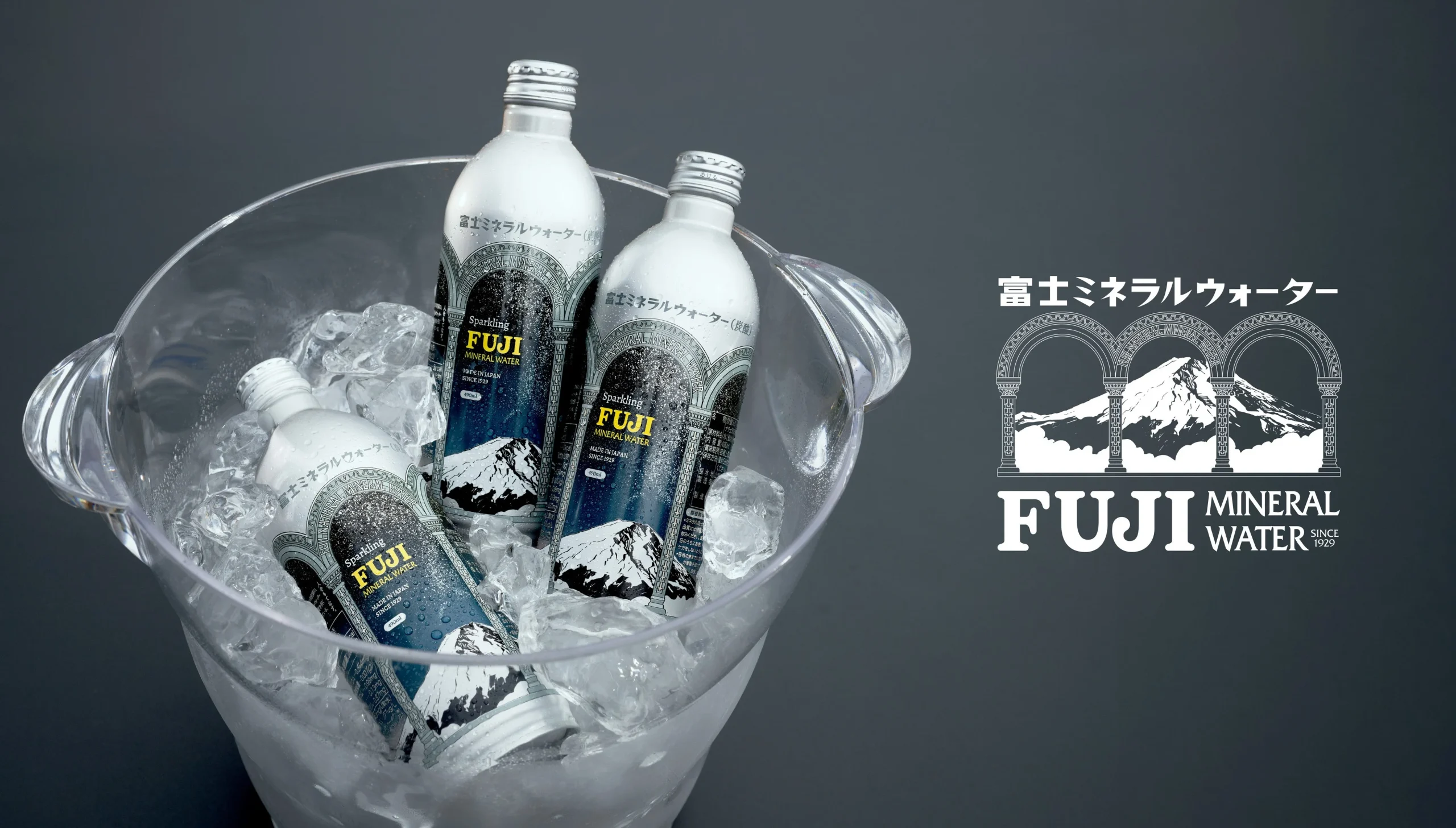 氷入りバケツに入った富士ミネラルウォーター スパークリングのアルミボトル缶3本