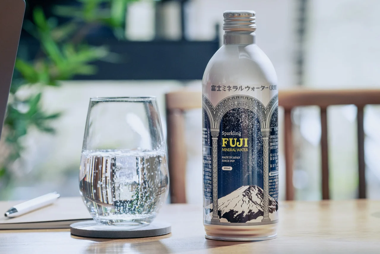 富士ミネラルウォーター スパークリング アルミボトル缶と炭酸水入りグラス