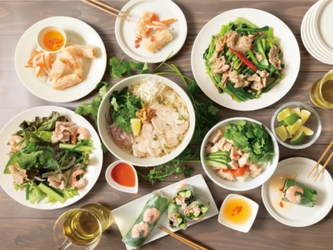本格フォー Doi bung qua.のフォーや生春巻きなどベトナム料理の数々