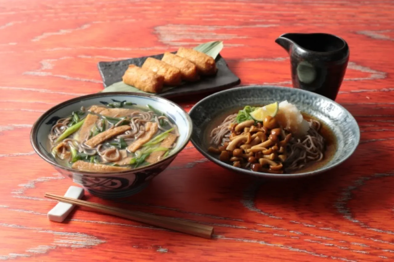 京風田舎そば 美山のそば2種。揚げと青菜のそば、なめこのそばと薬味
