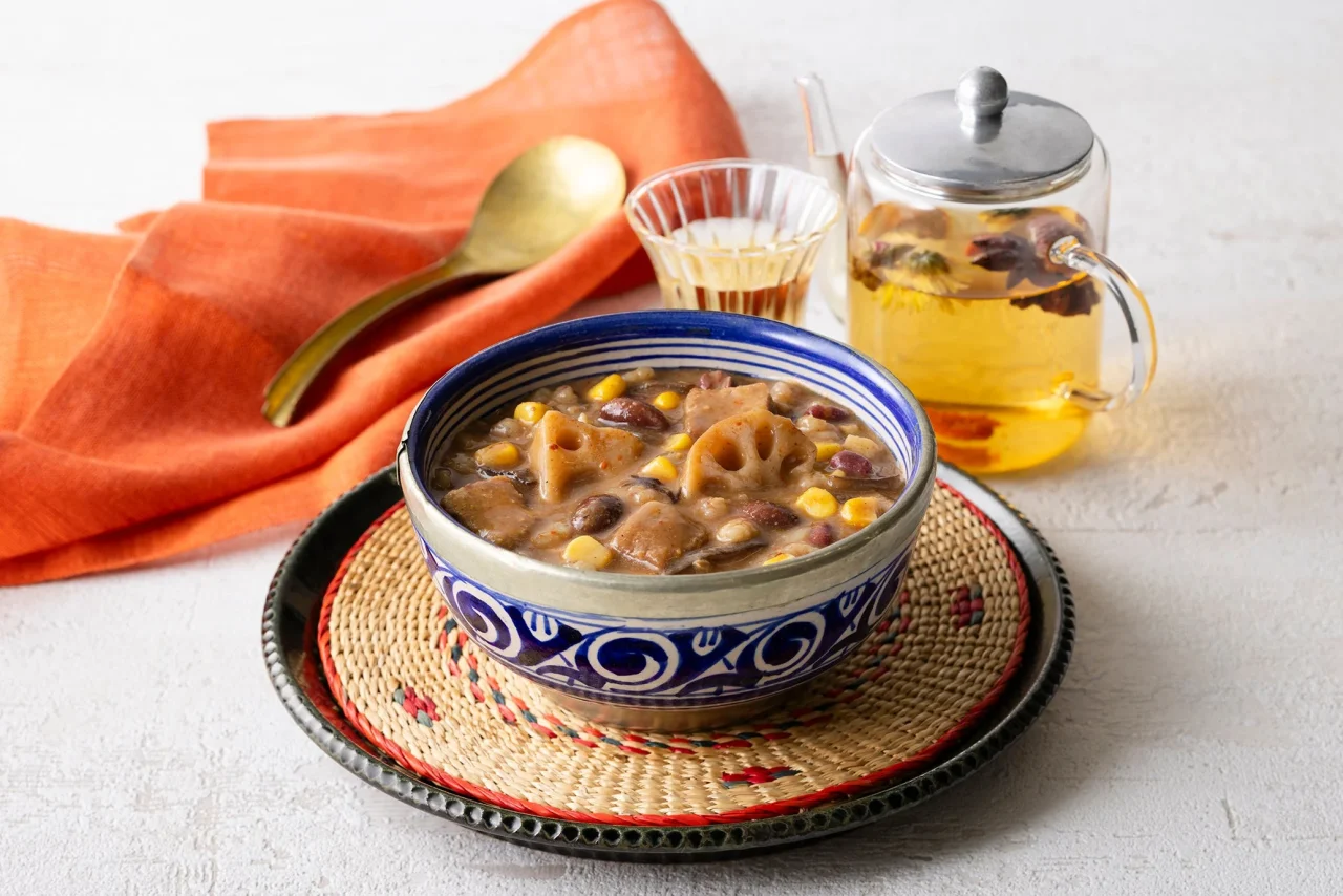 青い模様の器に盛られた豚肉とたけのこの麻辣湯粥