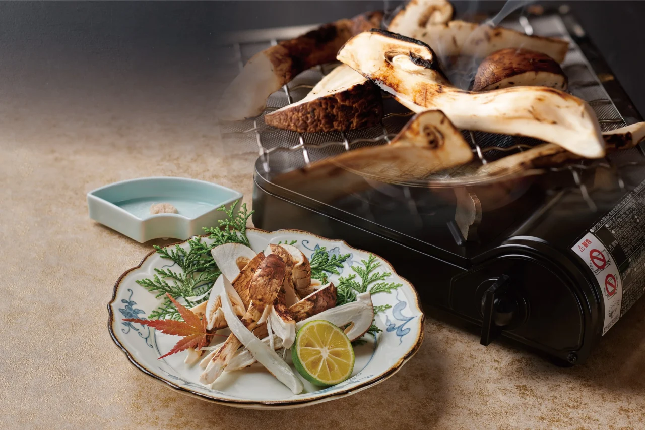 焼き松茸。卓上コンロの網で焼く松茸と、すだち添えの松茸の皿