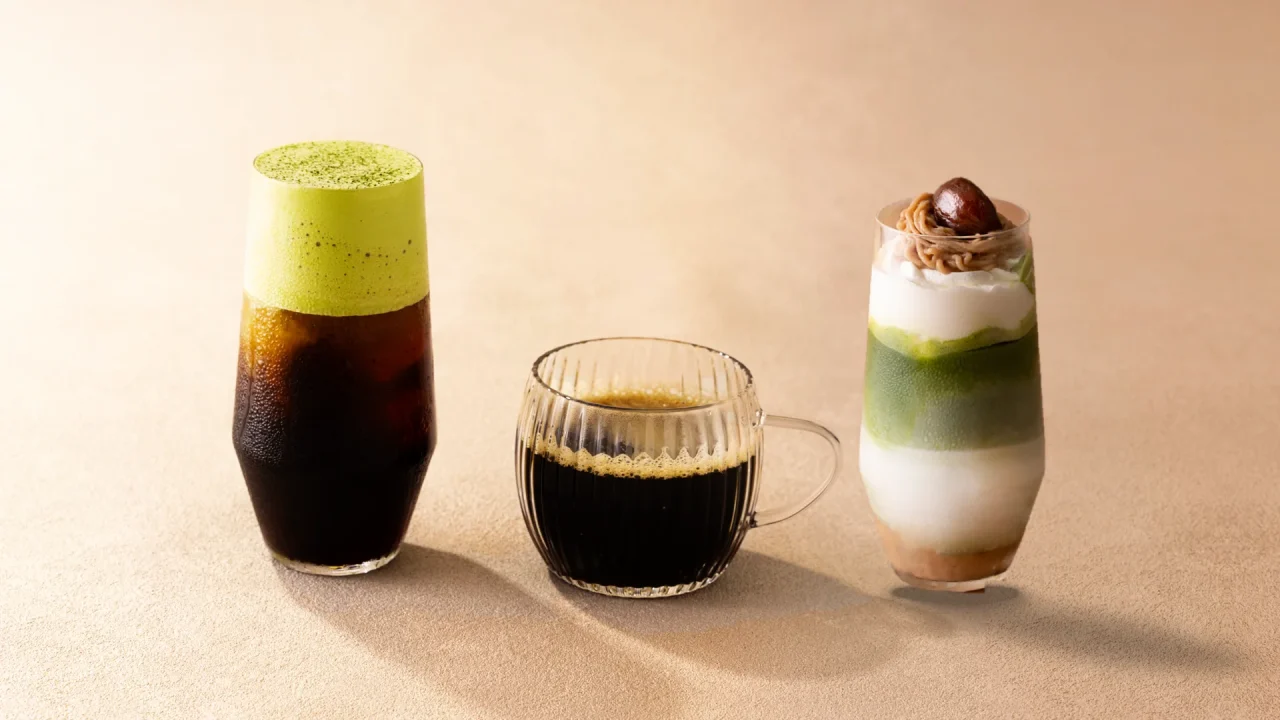 抹茶フォームのドリンク、コーヒー、栗をのせた層状ドリンクが並ぶ