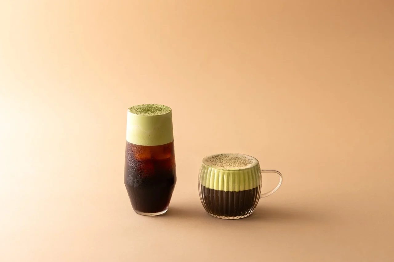 MATCHAコーヒークラウド。グラスとカップに抹茶フォームを重ねた二層のコーヒー