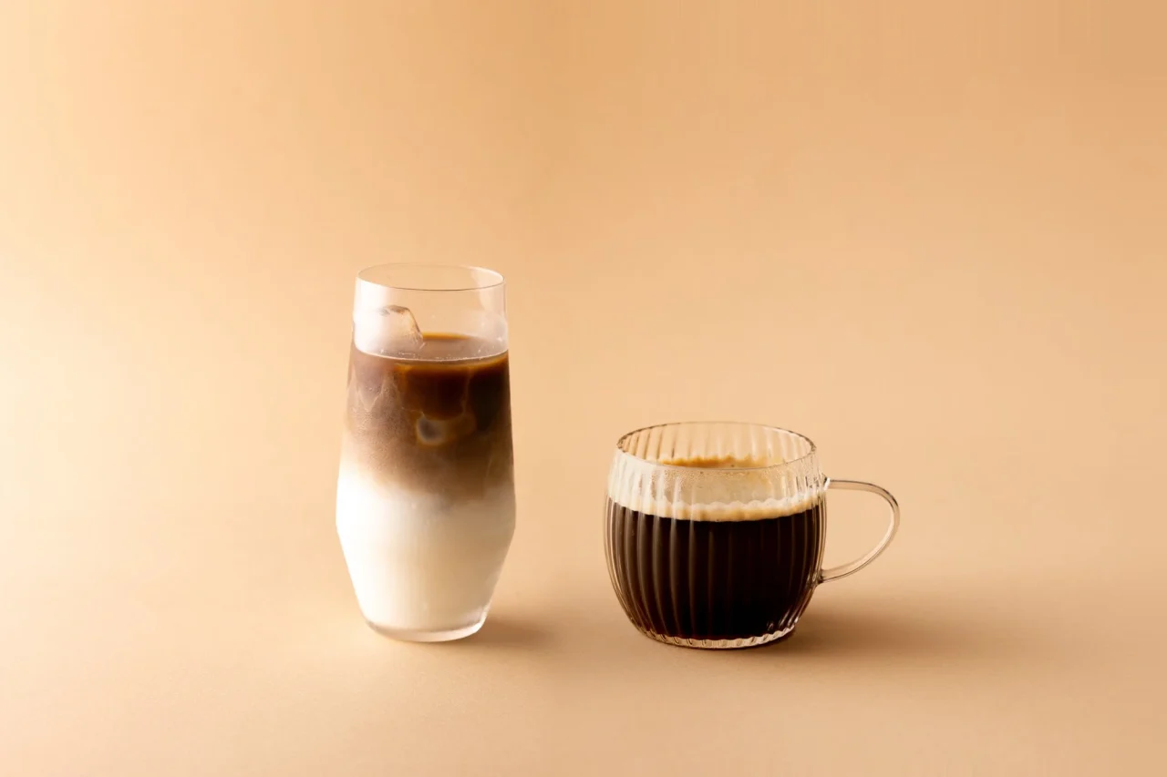 京都風カフェラテのグラスと京都風コーヒーのカップ