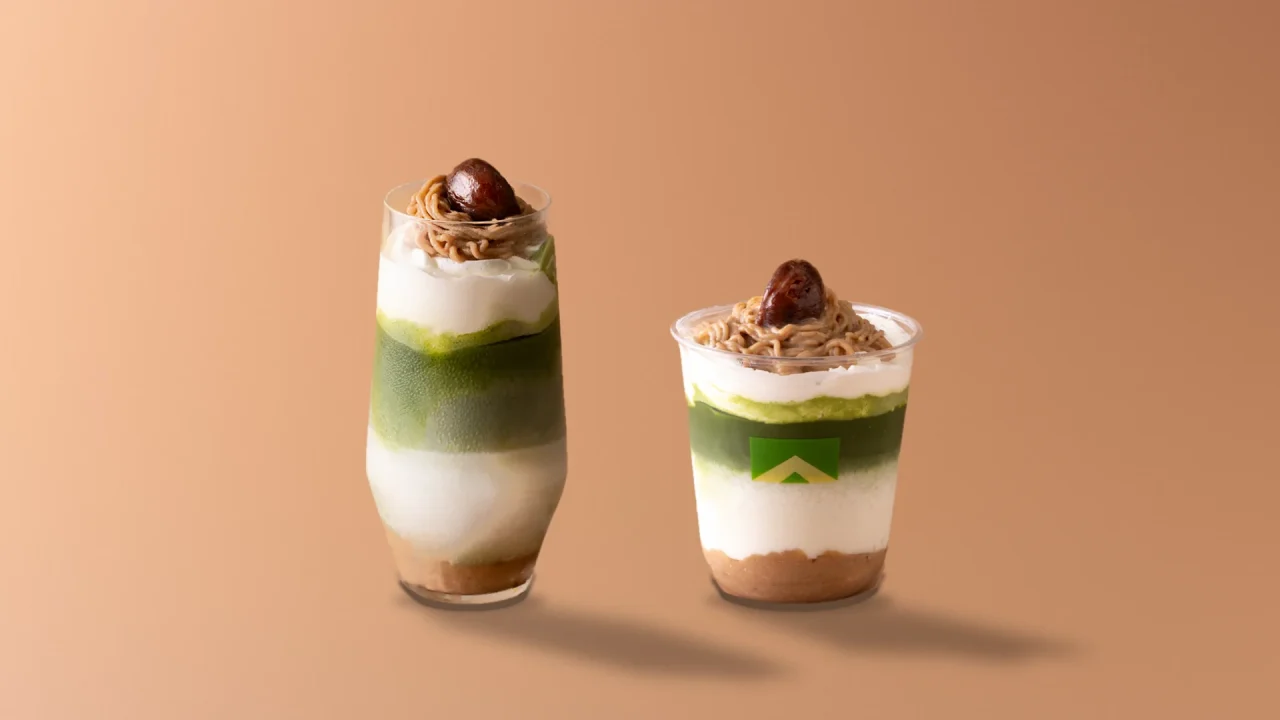 モンブランMATCHAラテ。抹茶とミルクの層にモンブランクリームと栗をのせた2サイズ