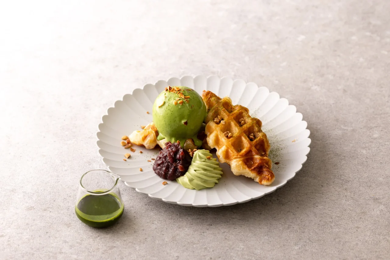 焼きたてMATCHAクロッフル。抹茶ジェラートとあんこ、MATCHAホイップ、濃茶ソース