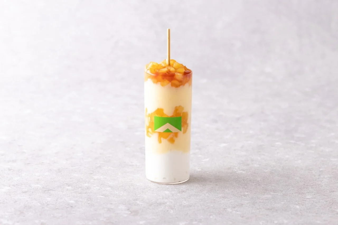MOCHIスティック アップルシナモン。カップに入った層状のスイーツに串が刺さっている