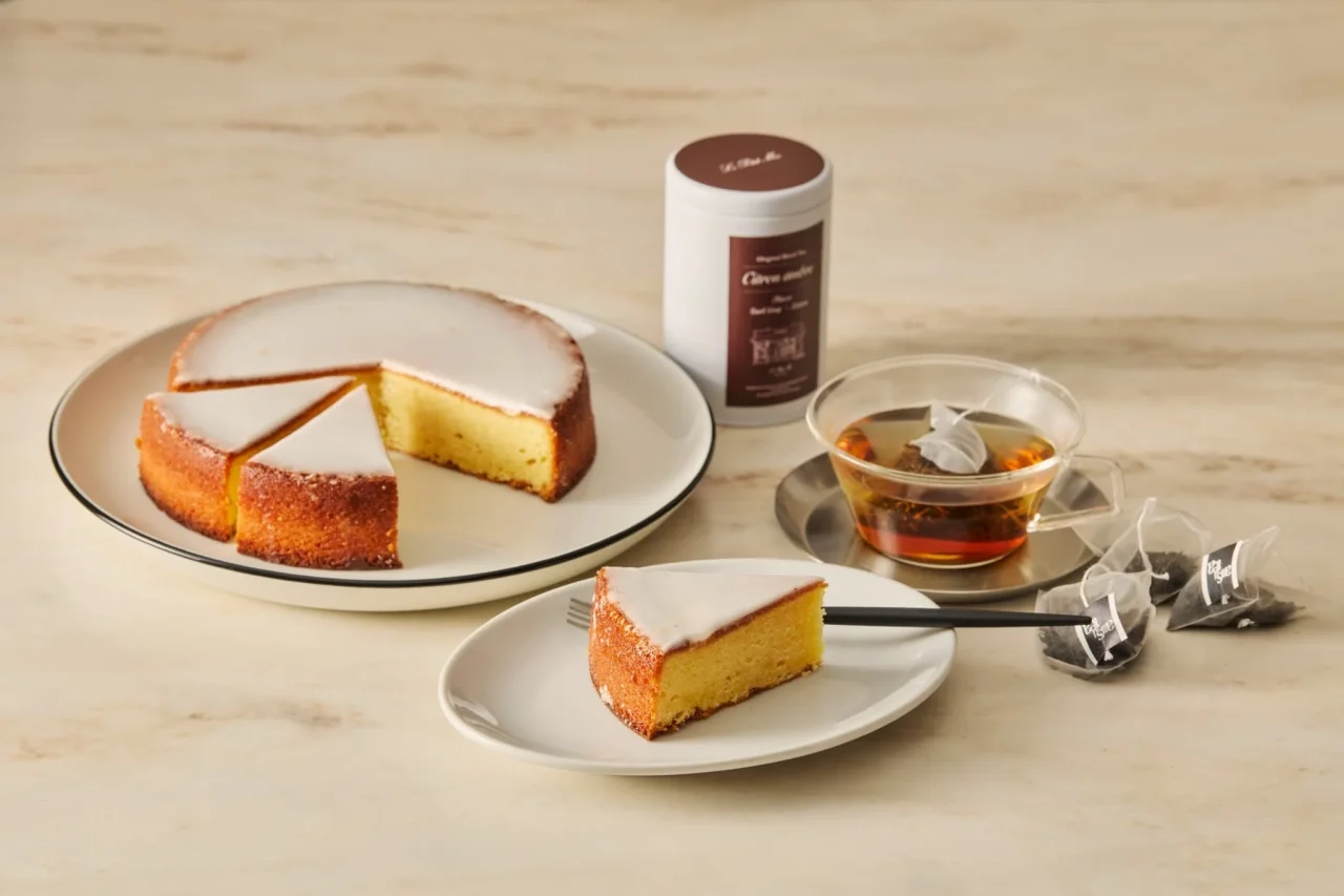 ガトーナンテとペアリング紅茶。カットしたケーキと紅茶缶、ティーカップ