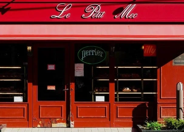 赤い外観のLe Petit Mecの店舗正面