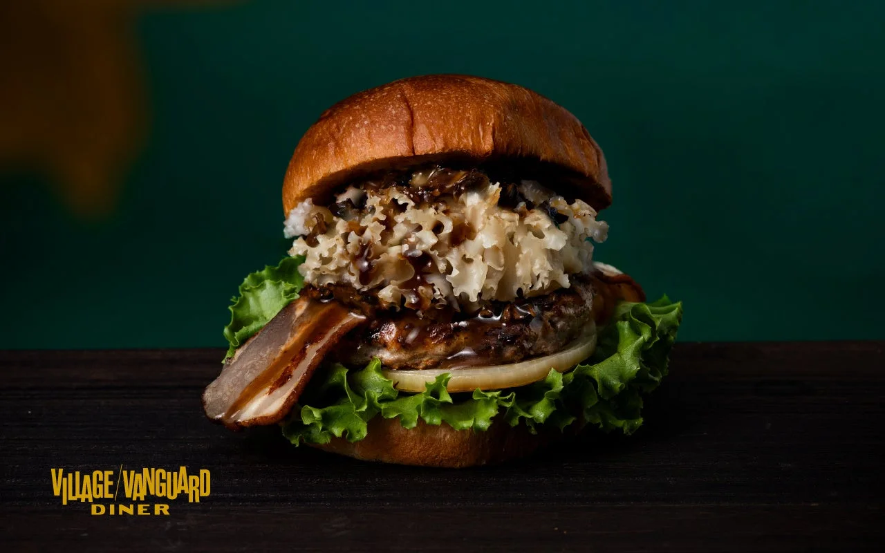 ハナビラ茸ポルチーニバーガー。ハナビラ茸とソース、ベーコン、レタスをはさんだ断面