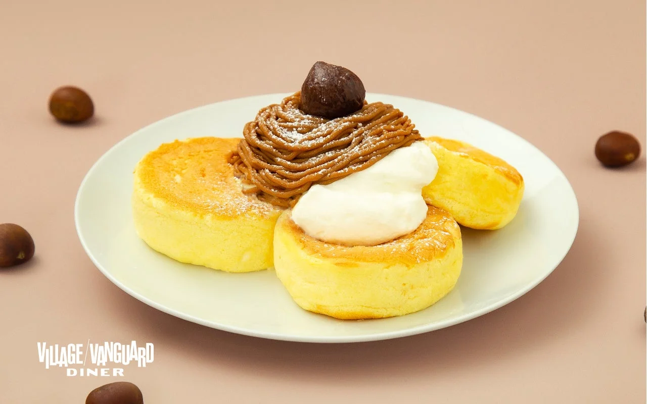 モンブランパンケーキ。白い皿にパンケーキ、生クリーム、マロンクリーム、栗