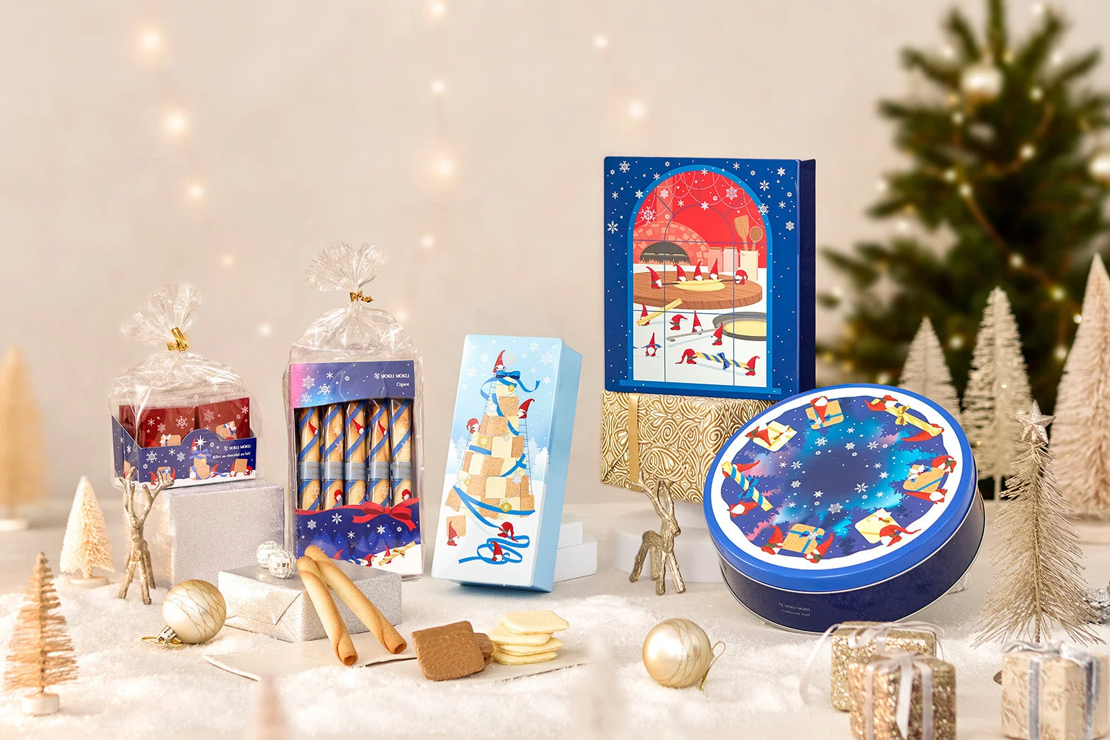 クリスマス装飾の中に並ぶヨックモックのクリスマス缶とギフト箱