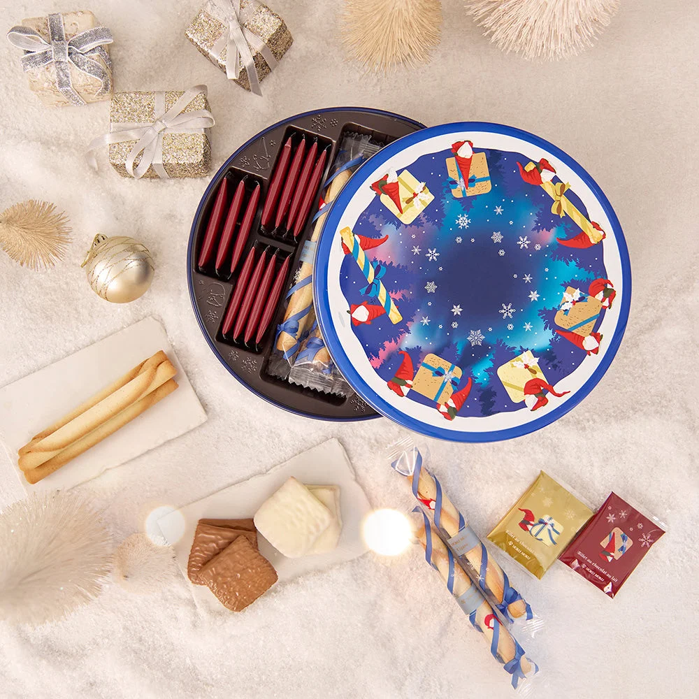 青い丸缶のクリスマスデザインの蓋と、缶内外に並ぶクッキー