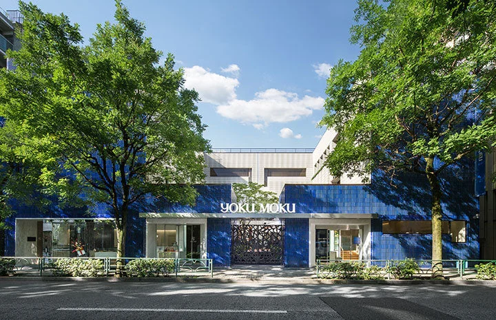YOKU MOKUの看板がある青いタイル張りの店舗外観