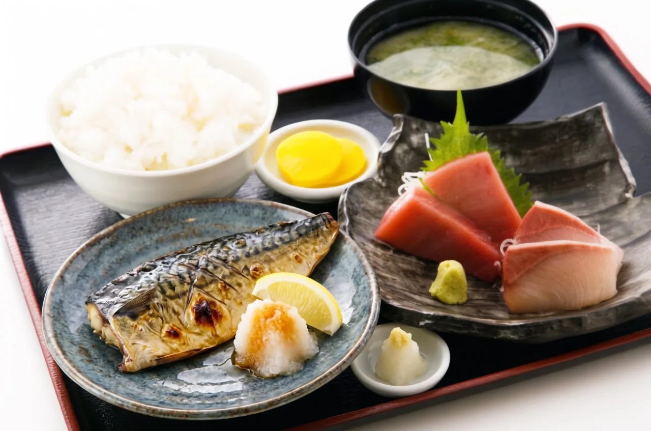 刺身&焼き魚定食。焼き鯖、刺身、ご飯、漬物、汁物が盆に並ぶ