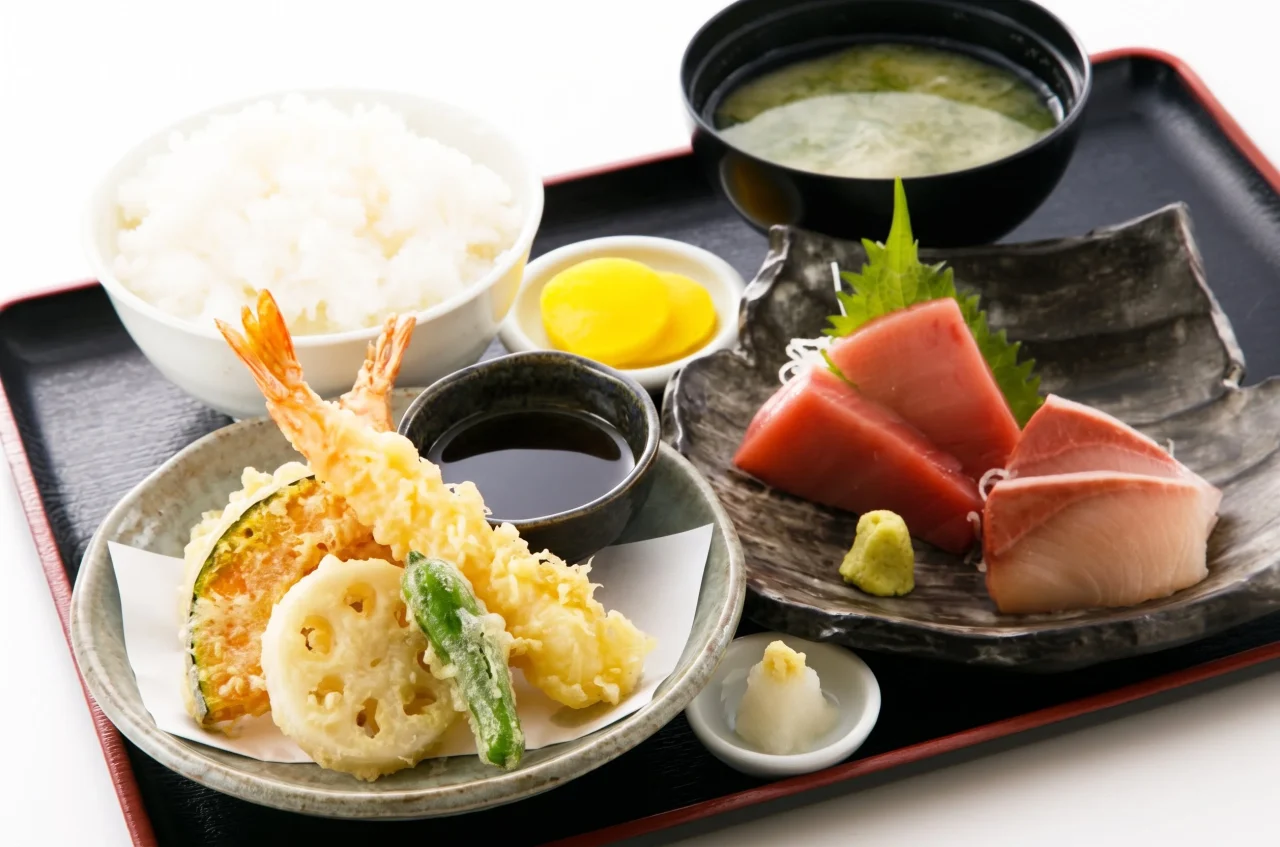 刺身&天ぷら定食。刺身と天ぷら、ご飯、味噌汁がお盆に並ぶ