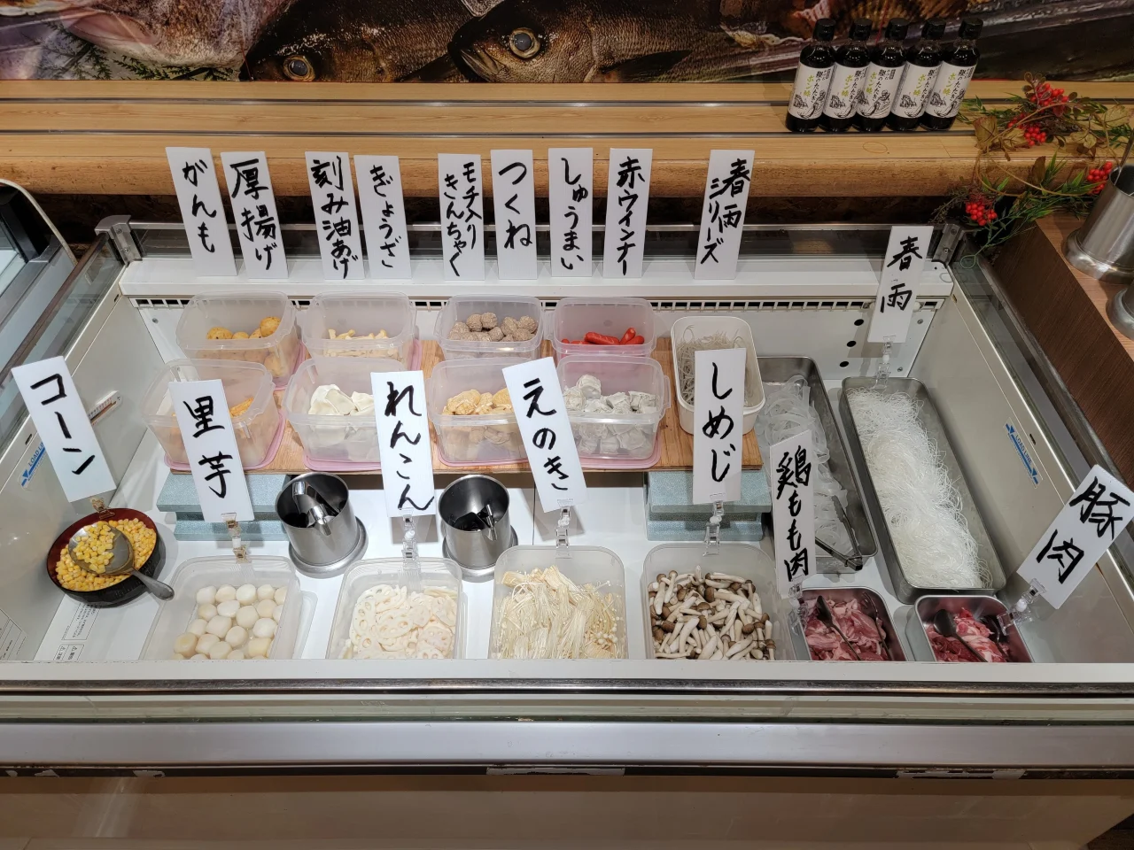 海鮮麻辣湯鍋食べ放題の具材が並ぶ冷蔵ショーケース