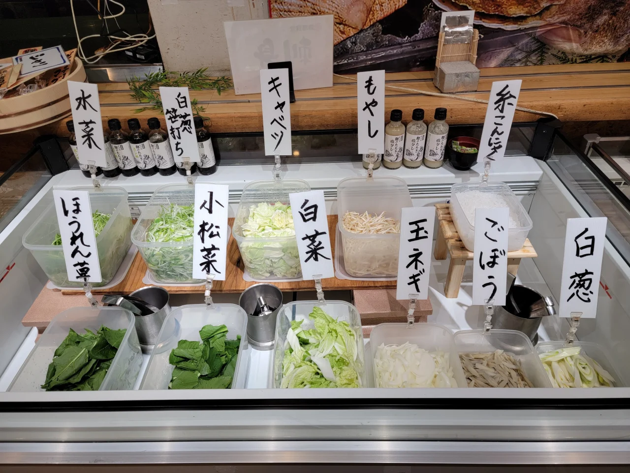 海鮮麻辣湯鍋食べ放題の野菜や具材が並ぶ冷蔵ケース