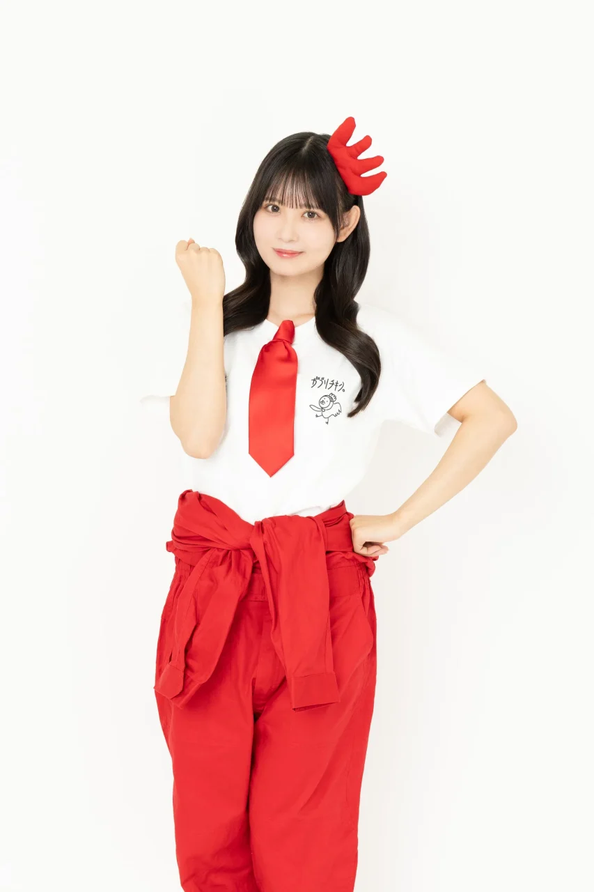 Team ＫⅡ伊藤実希、赤いネクタイと赤い髪飾りの白Tシャツ姿