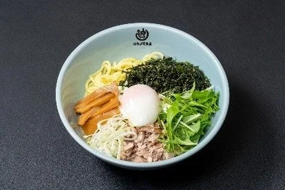 韓国のり温玉油そば。水色の丼に韓国のり、温泉卵、メンマ、チャーシュー、ネギを盛り付け