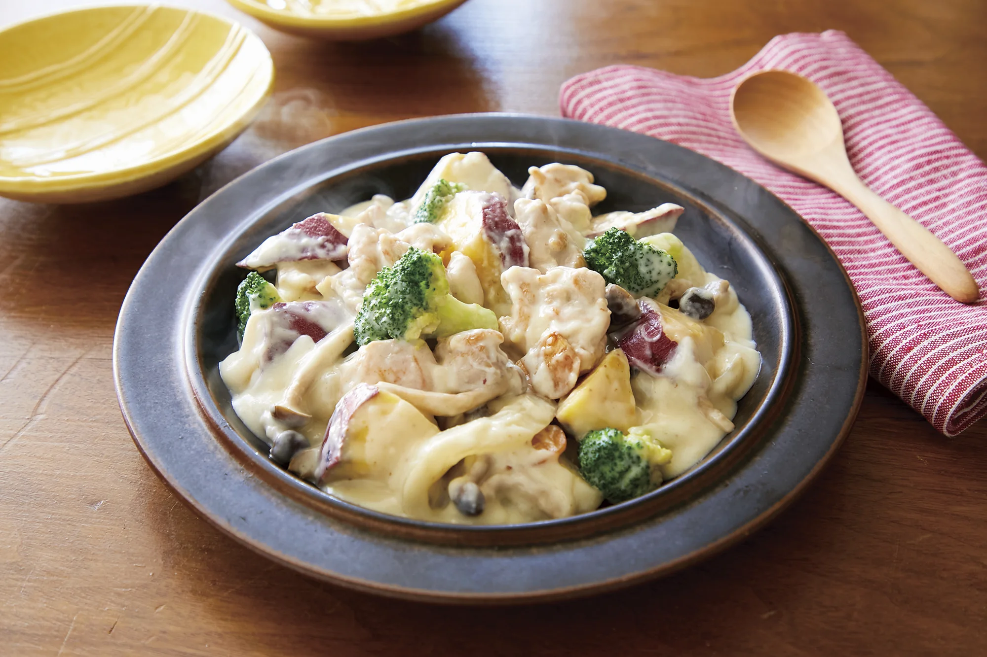 産直鶏肉とさつまいものシュクメルリ。クリームソースにブロッコリーが入った料理