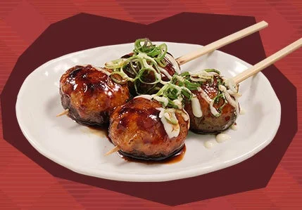 肉詰めしいたけ串。タレとネギ、マヨがかかった串焼き3本を皿に盛り付け