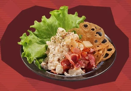 燻製ポテトサラダ。レタスとベーコン、レンコンチップスを添えた皿